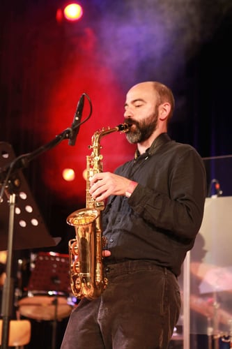 Auftritt bei den Sommerkonzert-Tagen in Lübars 2025: Teilnehmer des Bandunterrichtes mit Altsaxofon