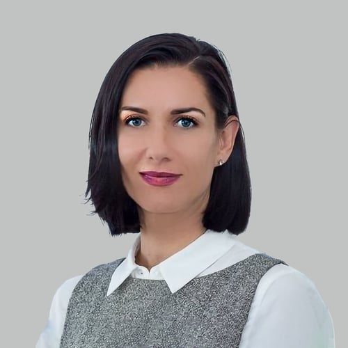 Headshot of Eva Dostal, a wealth advisor at Chase