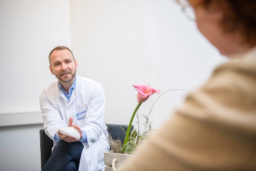 Beratungsgespräch durch den Chefarzt der Abteilung Plastische, Ästhetische und Rekonstruktive Mikrochirurgie, Handchirurgie