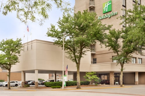Drive up to the Holiday Inn Rock Island with convenient parking