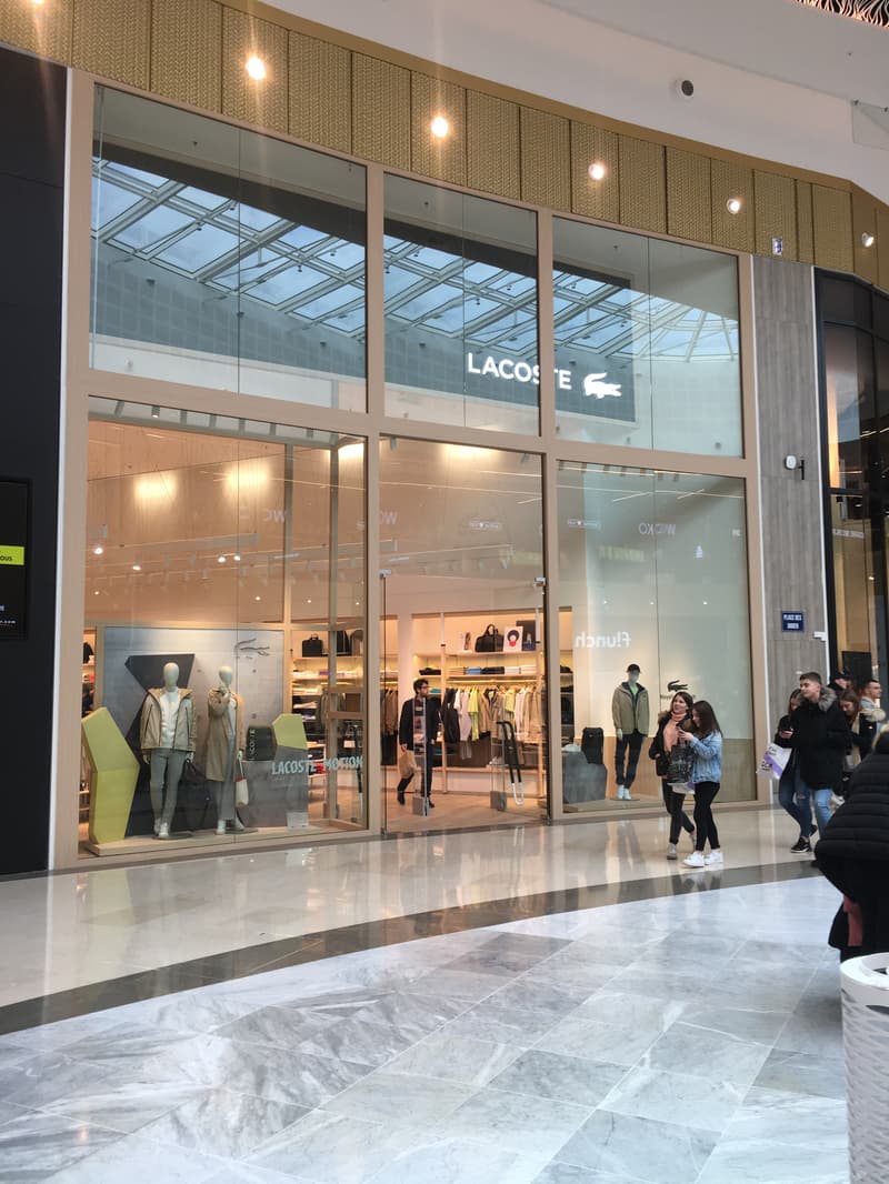 Boutique Lacoste Noyelles Godault - Vitrine