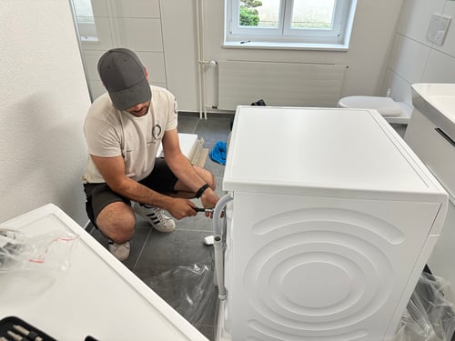 Fachgerechte Reparatur einer Waschmaschine durch Zeta Service GmbH.