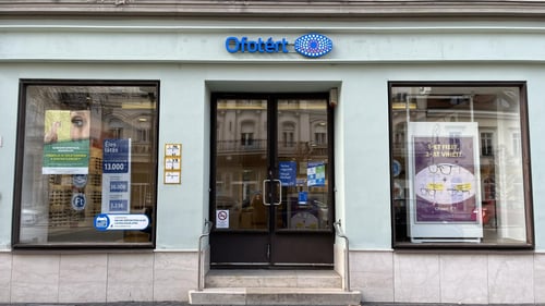 Ofotért üzlet bejárata Sopronban, a Várkerületen, két nagy kirakattal az utcafronton.