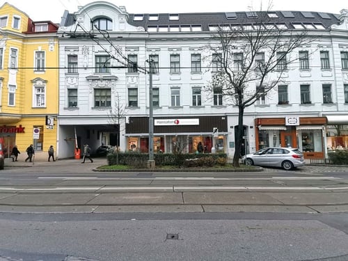 Hansaton Hörkompetenz-Zentrum Gersthofer Straße 8, Wien Währing von der gegenüberliegenden Straßenseite kommend