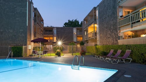 Swimming Pool at The Glens Apartments in San Jose, CA 95125