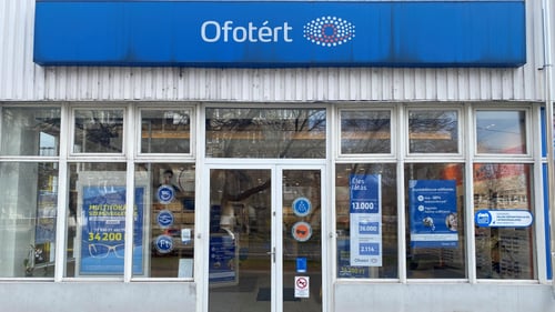 Ofotért üzlet homlokzata Miskolcon, a Győri kapu 57. címen.