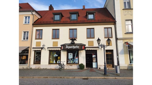 Aussenansicht der Adler Apotheke Beeskow