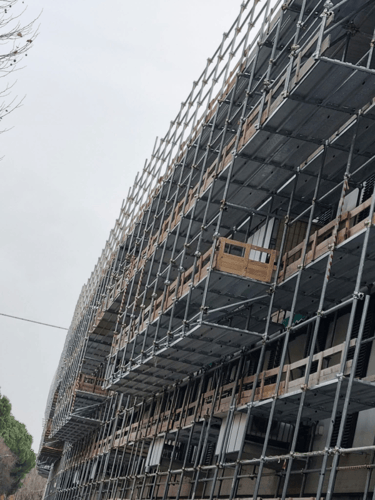 Montaggio di ponteggio su edificio multipiano per lavori di ristrutturazione e manutenzione a Bologna e provincia.