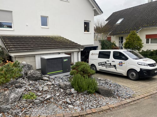 Firmenfahrzeug mit Wärmepumpe aussen aufgestellt