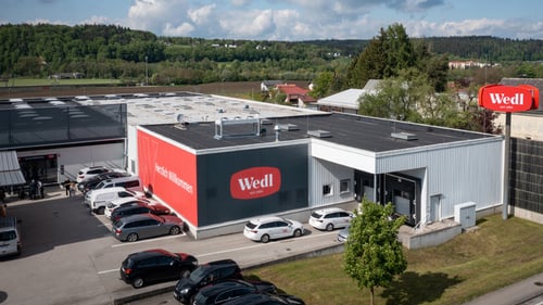 Außenansicht der Wedl Filiale in Vöcklabruck