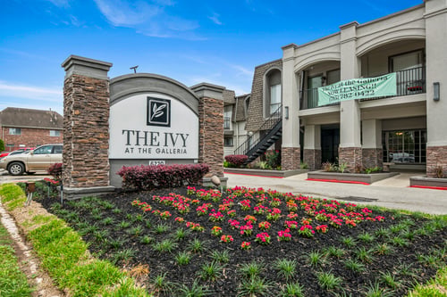 Signage at The Ivy at Galleria, Texas, 77057