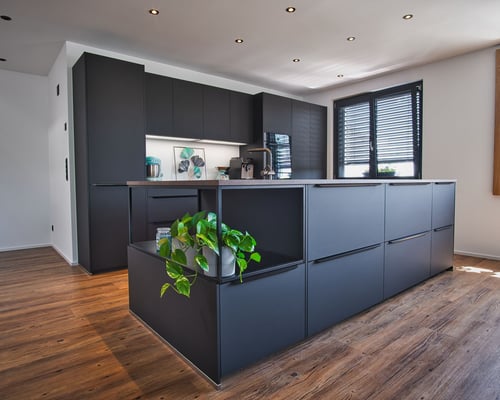 Moderne Küche mit Insel in schwarz matt