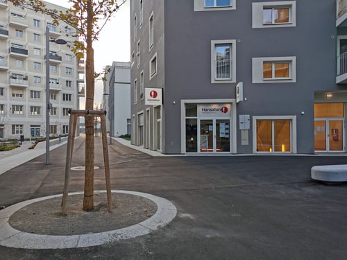 Hansaton Hörkompetenz-Zentrum Simone-de-Beauvoir-Platz 1/3, Wien Donaustadt von der gegenüberliegenden Straßenseite kommend