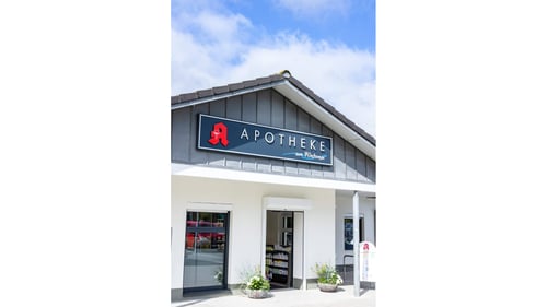 Aussenansicht der Apotheke am Westensee