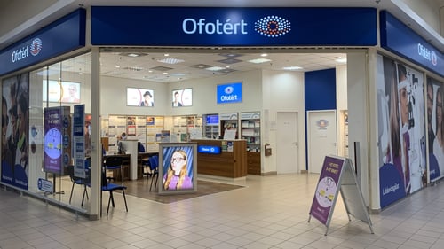 Ofotért üzlet bejárata Szegeden, a móravárosi Tescoban, üvegportálos homlokzattal és kivilágított belső térrel.