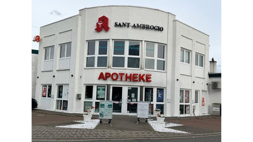 Aussenansicht der Sant-Ambrogio-Apotheke