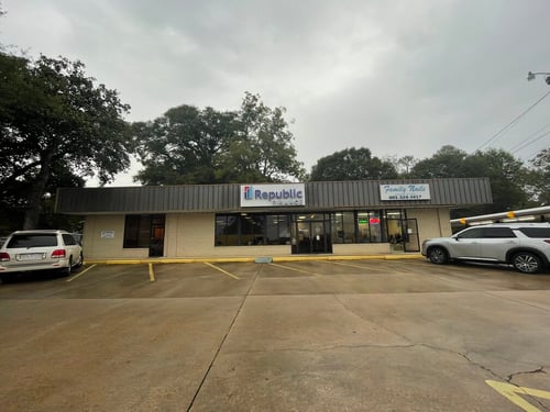 Delaware Avenue, MS Branch Republic Finance Store Front