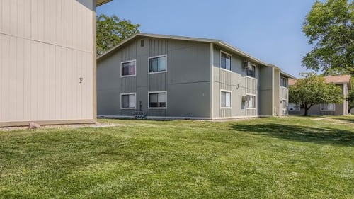 Exterior of Country Green Apartments