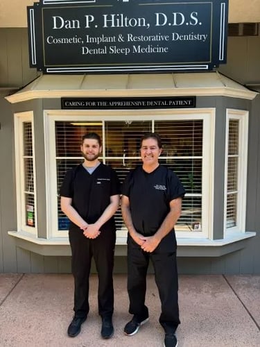 Image of the doctors in front of the clinic