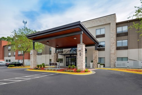 The exterior entrance of a hotel in Raleigh, North Carolina.