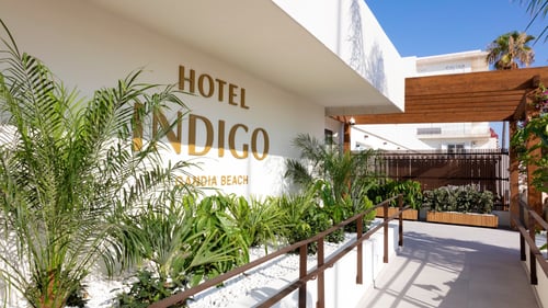 Entrance to the hotel from the seafront promenade