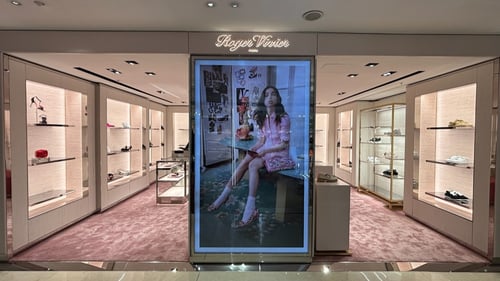 Scopri l’eleganza della boutique Roger Vivier, uno spazio raffinato dedicato alle iconiche calzature e agli accessori della maison parigina. L’ambiente luminoso e sofisticato valorizza ogni collezione con un’esposizione curata e un’atmosfera esclusiva.