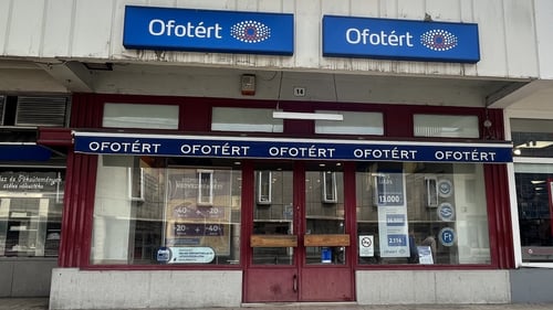Ofotért üzlet bejárata Salgótarjánban, a Rákóczi út 14. szám alatt.