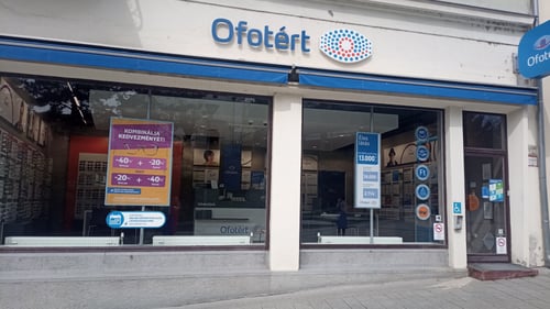 Ofotért üzlet kirakata Veszprémben, a Kossuth Lajos utca 3. szám alatt.