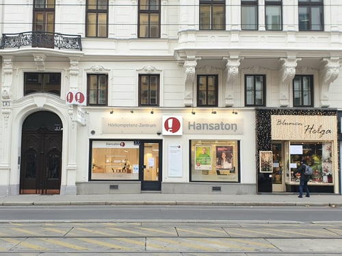 Hansaton Hörkompetenz-Zentrum Währingerstraße 5-7, Wien Alsergrund von der gegenüberliegenden Straßenseite kommend