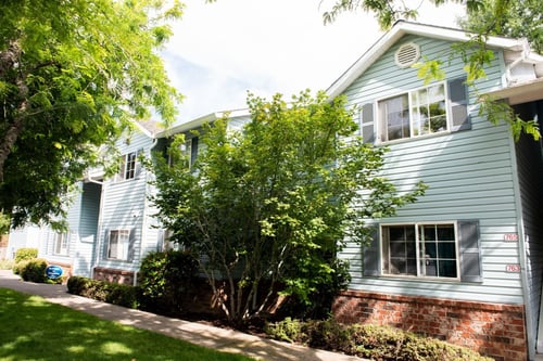 Building exterior at Wingsong Manor Apartments in Portland, OR 97215