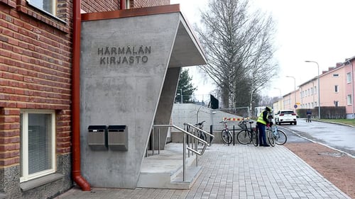 Härmälän uusitun kirjaston sisäänkäynti Toivonkadun puolella.