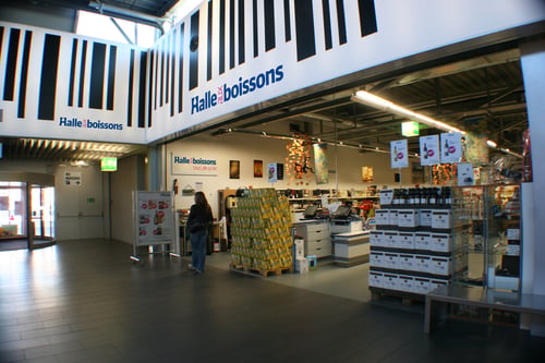 Devanture du magasin, dans le centre code barres à La Tour-de-Trême.