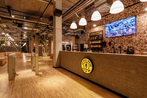 Empfangsbereich des Gold's Gym Fitnessstudio in München