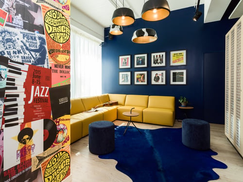 Our cozy lobby lounge invites you to chat and plan your next day