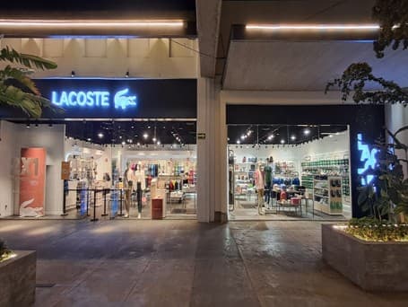 Close Up - Store