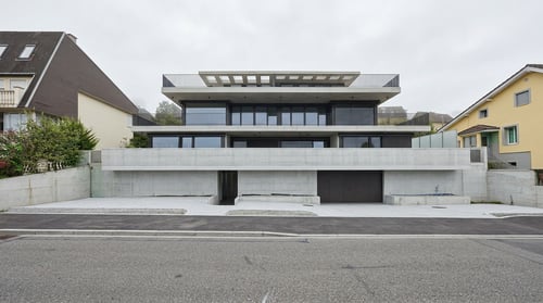 Villa Bottmingerstrasse Oberwil – Strassenfassade und Sichtbetonstruktur · Architektur Vukadin · Fotografie: NAKARIN