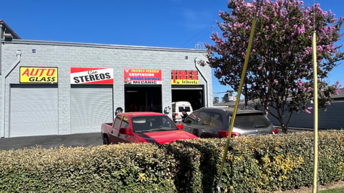 2BleAAuto Mechanic - outside of autoshop