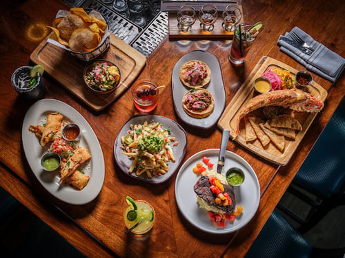 Table of dinner plates