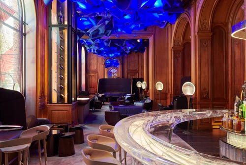 Le Bar, Hôtel Plaza Athénée, overview of the bar, blue ceiling and glass counter.