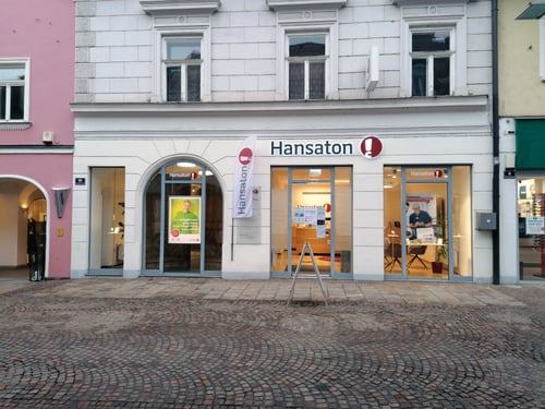 Hansaton Hörkompetenz-Zentrum Timmersdorfergasse 10, Leoben von der gegenüberliegenden Straßenseite kommend