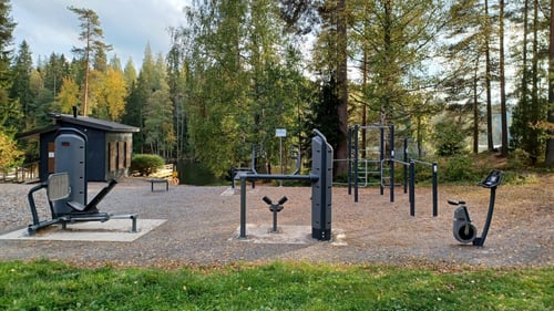 Suolijärven uimarannan ulkokuntosalin laitteet.