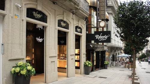 En Roberto Joyero ofrecemos a nuestros clientes uno de los más amplios catálogos de productos de alta joyería y relojería de Vigo. No dudes en contactarnos.