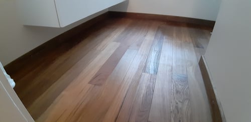 Pully, rénovation, fourniture et pose de parquet huilé en Teck dans une salle de bains