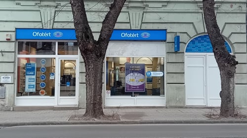 Ofotért üzlet homlokzata Szekszárdon, a Széchenyi utca 45–47. számnál.
