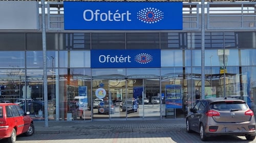Ofotért üzlet bejárata Székesfehérváron, a Zone Parkban.