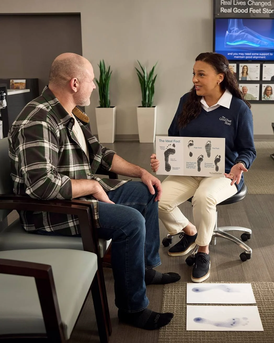 good feet arch support specialist explaining arch types to a customer