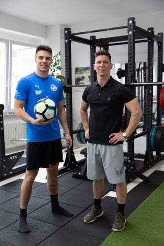 Physiotherapeut David Kunzmann bei einem Athletik Training mit Fußballer