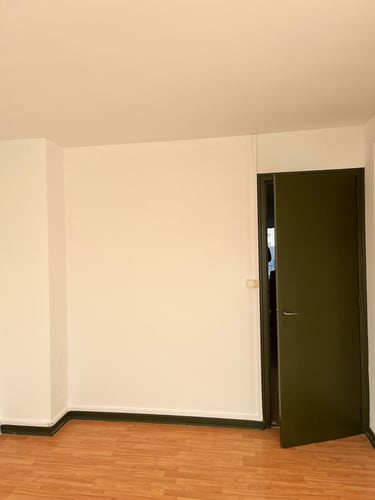 rénovation peinture intérieur chambre murs clairs. Peinture CG bâtiment