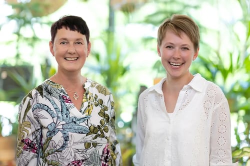 Wir sind Birgit Seggl und Sonja Schrempf, die leidenschaftlichen Inhaberinnen von Blumenstadl Schladming. Unsere Mission ist es, die Schönheit der Natur in Ihr Leben zu bringen. Mit meisterlicher Floristik und einem Auge für Details schaffen wir unvergessliche Blumenerlebnisse. Egal ob für besondere Anlässe oder für den täglichen Genuss.
Hochzeitsfloristik
Ihre Hochzeit soll der schönste Tag in Ihrem Leben werden – und wir tragen dazu bei.
Saisonelle Gestaltungen von Hotels und Restaurants. Mit unseren Blumenkreationen schaffen wir ein einladendes und stimmungsvolles Ambiente für Ihre Gäste.
Onlineshop dieser ermöglicht es Ihnen, Blumen einfach und bequem online zu bestellen. Egal ob für besondere Anlässe oder als Überraschung für Ihre Liebsten wir liefern

Scrollen Sie nach unten für eine Slideshow mit weiterführenden Links zu unseren Angeboten und lassen Sie sich von unserer Arbeit inspirieren.