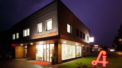 Apotheke Krems - Mag. Alexandra Fuchsbichler 8570 Außenansicht bei Nacht